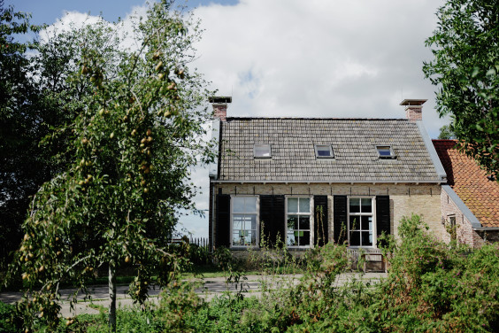 Madelon en Roeland wonen op deze gerestaureerde boerderij in het Friese Grou | Foto: Marjon Lukje