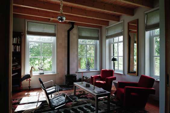 Madelon en Roeland wonen op deze gerestaureerde boerderij in het Friese Grou | Foto: Marjon Lukje