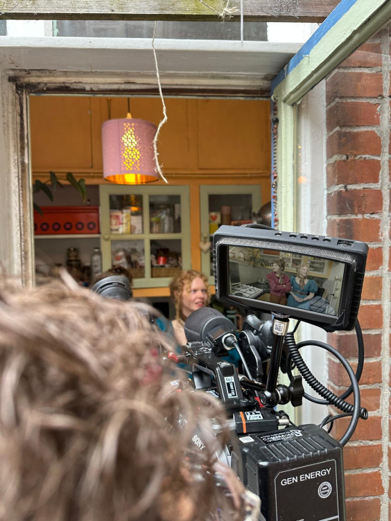 Sam en Luna draaien op locatie