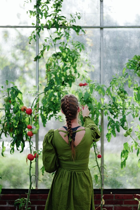 Amber en Gerben hebben een kas en tuin om zelfvoorzienend van te leven | Fotografie: Marjon Lukje