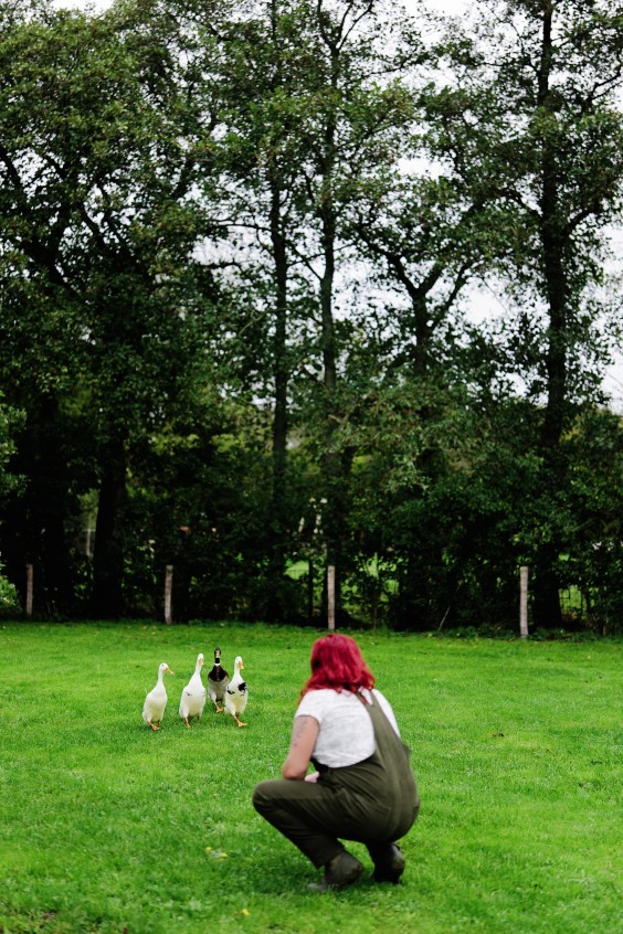 Mieke en haar hulphond Woezel | Fotografie: Marjon Lukje
