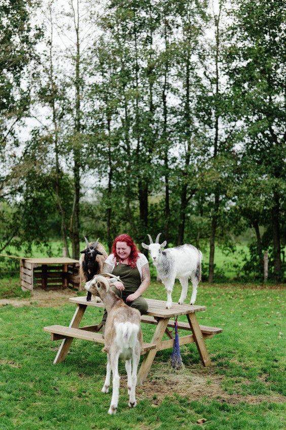 Mieke en haar hulphond Woezel | Fotografie: Marjon Lukje