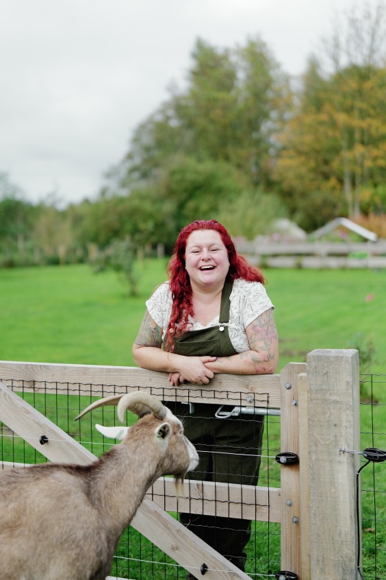 Mieke en haar hulphond Woezel | Fotografie: Marjon Lukje