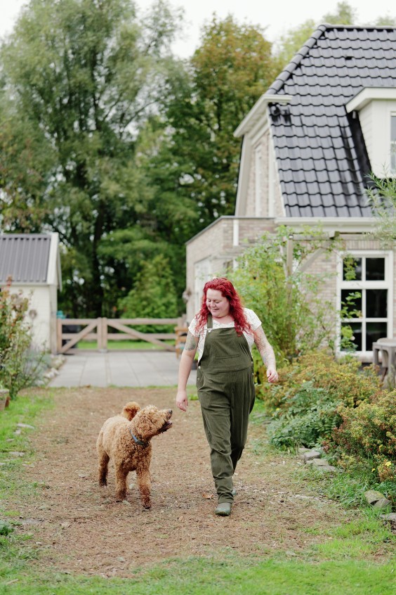 Mieke en haar hulphond Woezel | Fotografie: Marjon Lukje