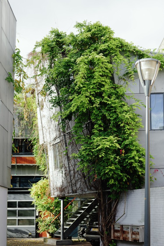 Halve kubuswoning met een jaren 70 gevoel | Fotografie: Marjon Lukje