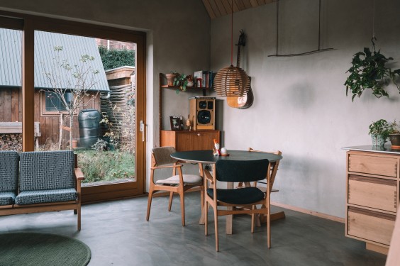 Zelfgebouwd houten huis dichtbij de natuur | Fotografie: Sheena Schouwink
