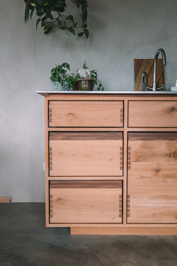 Zelfgebouwd houten huis dichtbij de natuur | Fotografie: Sheena Schouwink