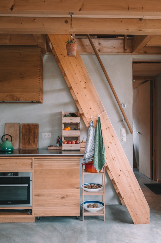 Zelfgebouwd houten huis dichtbij de natuur | Fotografie: Sheena Schouwink