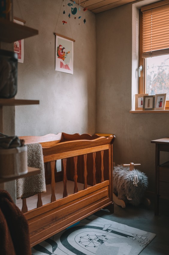 Zelfgebouwd houten huis dichtbij de natuur | Fotografie: Sheena Schouwink