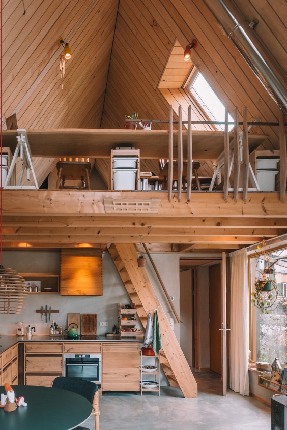 Zelfgebouwd houten huis dichtbij de natuur | Fotografie: Sheena Schouwink