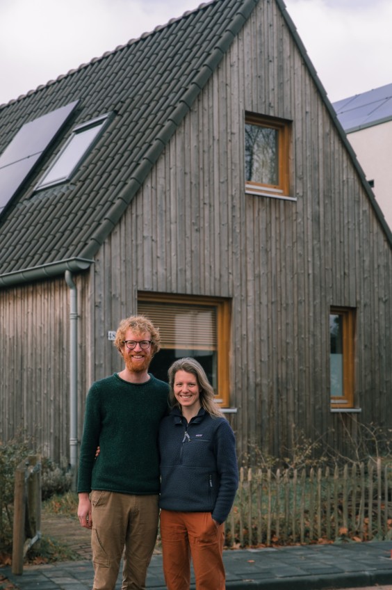 Zelfgebouwd houten huis dichtbij de natuur | Fotografie: Sheena Schouwink