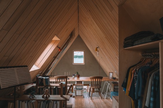 Zelfgebouwd houten huis dichtbij de natuur | Fotografie: Sheena Schouwink