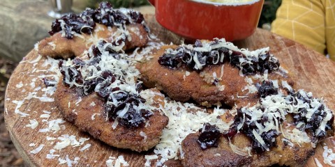 Stamppot van gebrande prei met wildzwijn schnitzels