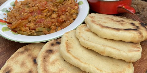 Mais broodjes met stoof van aubergine en munt dip