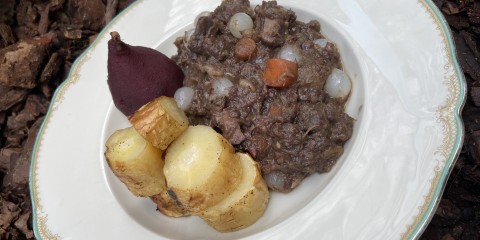 wildstoof met gepofte pastinaak en stoofpeertjes