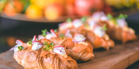 Croissant met zalm en roerei
