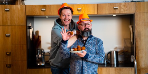Ramon Brugman en Gijs Staverman met de bitterballen voor Koningsdag | Foto: KRO NCRV