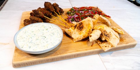Kofte-spiesjes met tzatziki, seizoenstomaat en rode ui