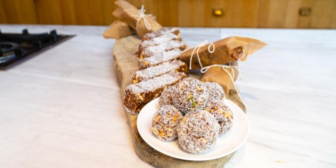 Proteïnerepen met vijgen, dadels, honing en noten 