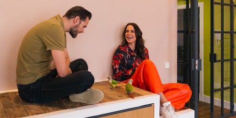 Tamara en Daan wonen in een stijlvol appartement in dit voormalige weeshuis in Den Haag | Fotografie: Roos Eijmers