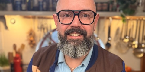 Onze chef-kok Ramon Brugman maakt een Oosterse tempehburger met spicy uien en zoetzure komkommer