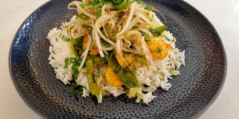 Sharon's kerriegarnalen recept met peultjes en sperziebonen