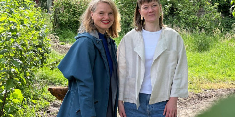 Marieke Eyskoot en modeontwerper Joline Jolink op de 'fashion farm' in Welsum