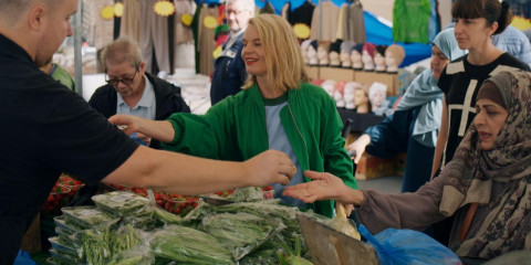 Marieke Eyskoot onderzoekt wat er gedaan kan worden tegen zwerfafval op een Rotterdamse markt. Ze ontdekt duurzame oplossingen die kunnen helpen om de groeiende afvalberg te verkleinen.