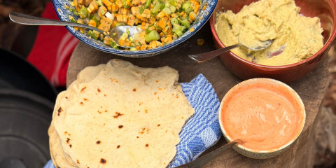 Ramon's tortilla's met malse biefstukreepjes, avocadocrème, pittige saus en een salade van gegrilde maïskorrels
