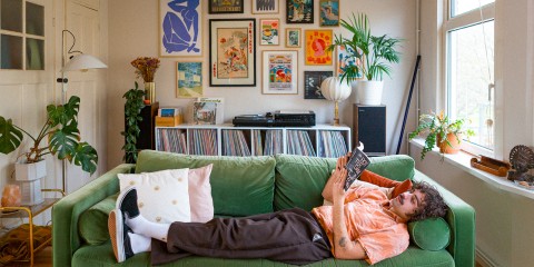 Relaxen in de woonkamer op de groene bank | Foto: Roos Eijmers