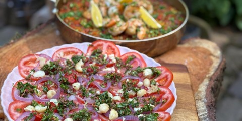 Gele rijst met gamba's en een salade van tomaat en kruidensalsa | Recept: Ramon Brugman