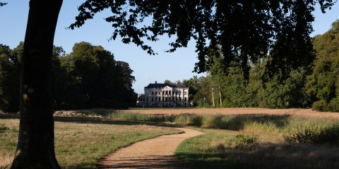 Kasteel Broekhuizen (ver weg)