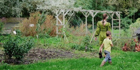 Moestuin met kas - Fotografie: Marjon Lukje