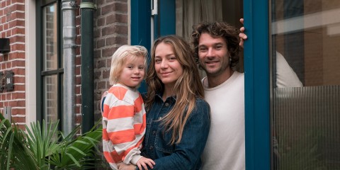 Bauke, Emily en Koda voor hun huis in Haarlem