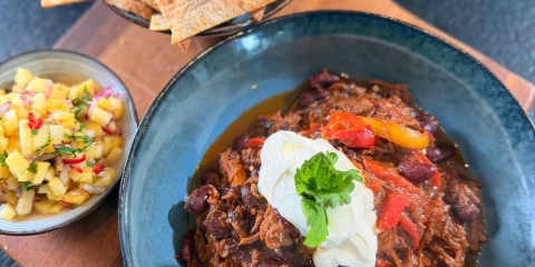 Chili con carne met draadjesvlees en een frisse ananas salsa