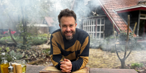 Headerfoto Samuel Levie aan het werk in de buitenkeuken | Foto: BinnensteBuiten