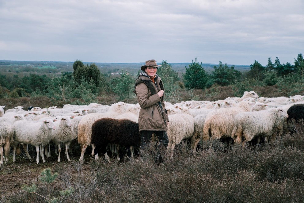 Schaapsherder Anita Wichers met kudde | foto: Sheena Schouwink
