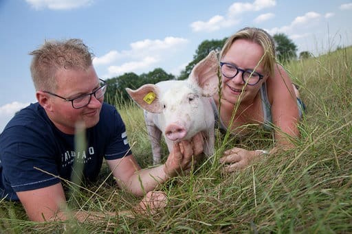 Varkensboer Koen en zijn vriendin Melissa met big | Bron: Foto van Koen Lipman