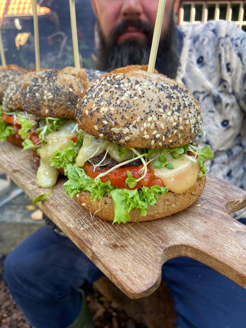 Chef Ramon Brugman presenteert zijn burger | Foto: Ramon Brugman 