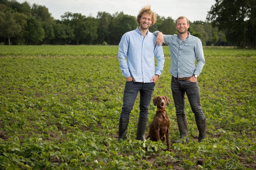 Bart en Tom met hond Snuf op de hectare land met sojaplanten | Foto: Sven Menschel