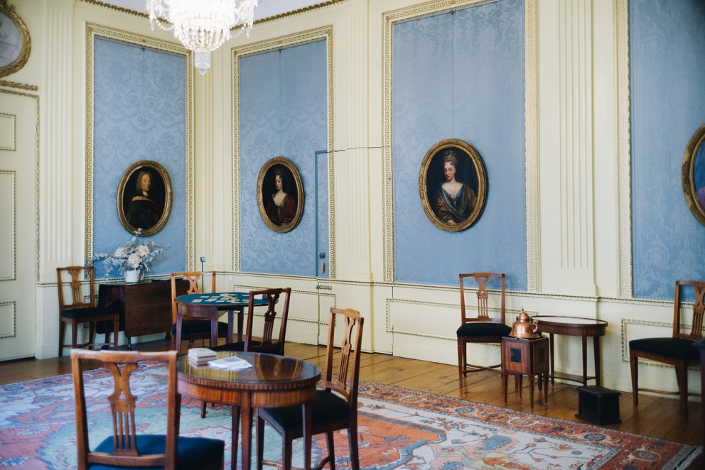 Kaartje leggen in de grote zaal van het Huis van Eysinga | Foto: Marjon Lukje