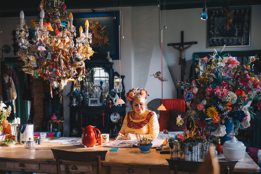 Maya onder de kroonluchter | Foto: Marjon Lukje