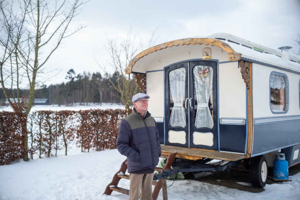 Peter voor zijn woonwagen op de wintercamping in Vorden | Foto: Marjon Lukje