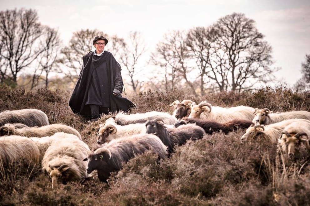 Schaapsherder Marianne met haar kudde | Foto: Nederlandse Kookboek van Laura de Grave 