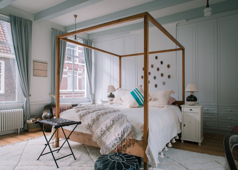 Slaapkamer met Marokkaanse kleden | Foto: Sheena Schouwink