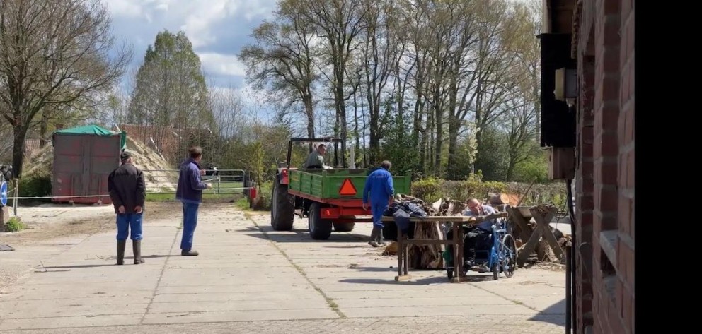 Boeren op het erf van zorgboerderij de Rokker | Foto: Zorgboerderij de Rokker