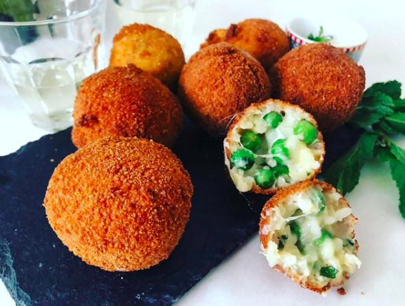 Borrelhapjes met rijst, erwtjes, citroen en munt | Foto: Marleen van Es i.s.m. Meisjes Van De Moestuin