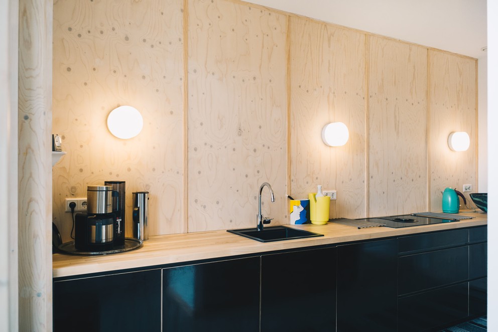 Keuken in huis gemaakt van hout | Foto: Marjon Lukje