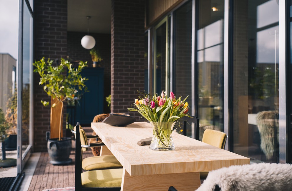 Genieten in de zonnige serre | Foto: Marjon Lukje