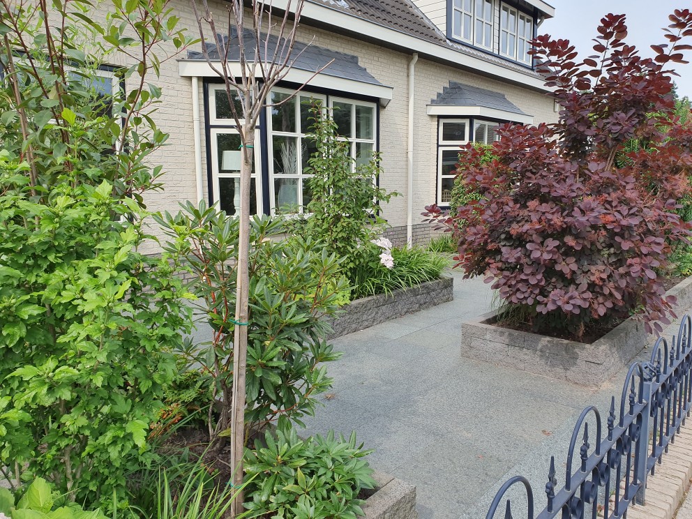 Bert en Hennie zijn heel bij dat alles in de voortuin prachtig in bloei staat